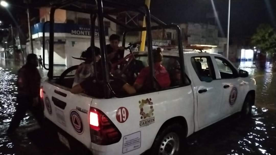 Habitantes de Ciudad del Carmen enfrentan problemas de transporte por lluvias / Perla Prado Gallegos Habitantes de Ciudad del Carmen enfrentan problemas de transporte por lluvias / Perla Prado Gallegos