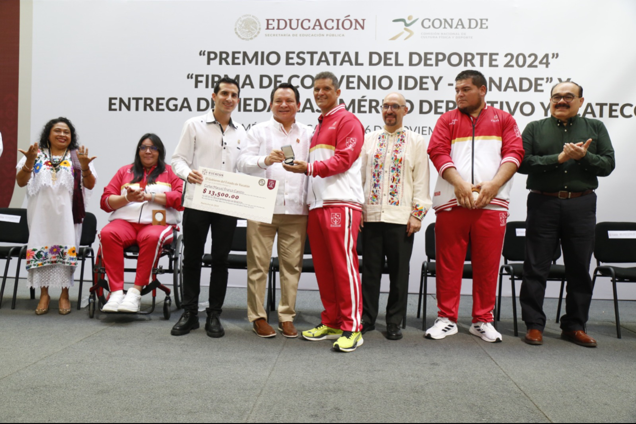 La ceremonia se realizó en la explanada del Palacio de Gobierno y se develó una placa conmemorativa La ceremonia se realizó en la explanada del Palacio de Gobierno y se develó una placa conmemorativa