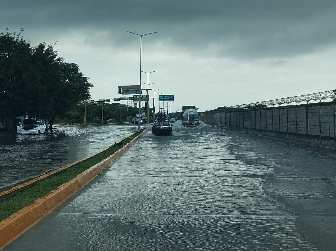 La marea alta contribuyó a la acumulación de agua pluvial y de mar en las calles. La marea alta contribuyó a la acumulación de agua pluvial y de mar en las calles.