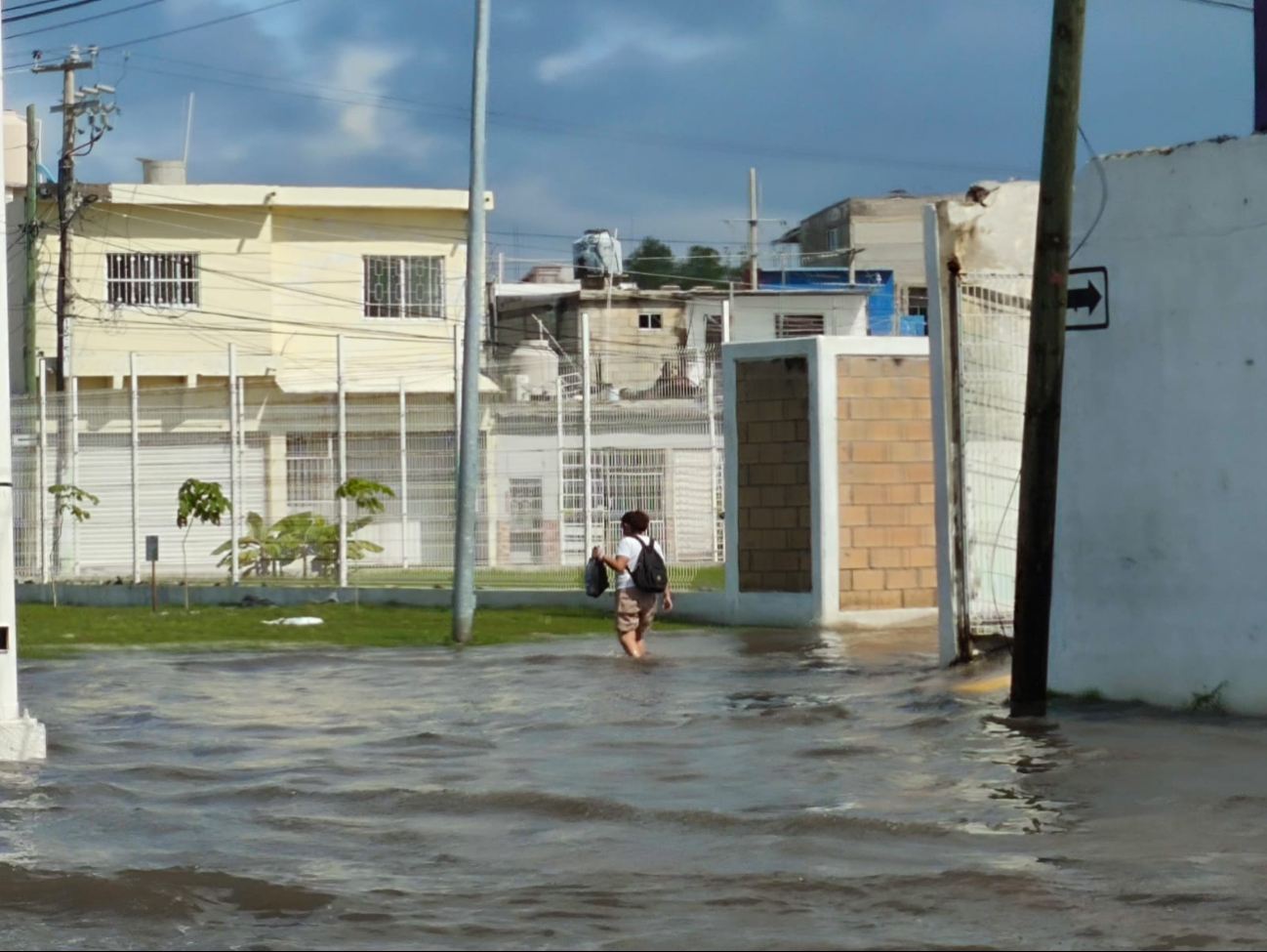 Las autoridades enfatizaron la importancia de mantener limpias las alcantarillas para evitar inundaciones futuras Las autoridades enfatizaron la importancia de mantener limpias las alcantarillas para evitar inundaciones futuras