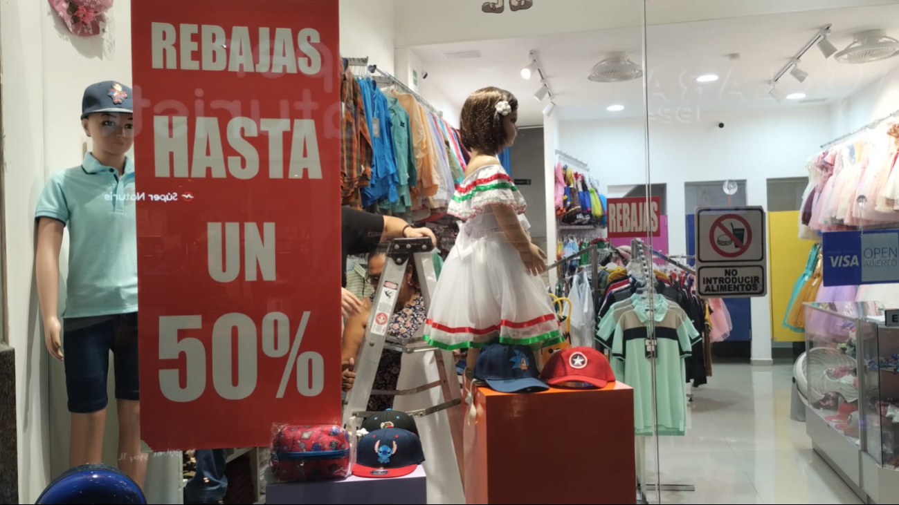 Los locales que venden ropa y novedades tienen pocas ganancias Los locales que venden ropa y novedades tienen pocas ganancias