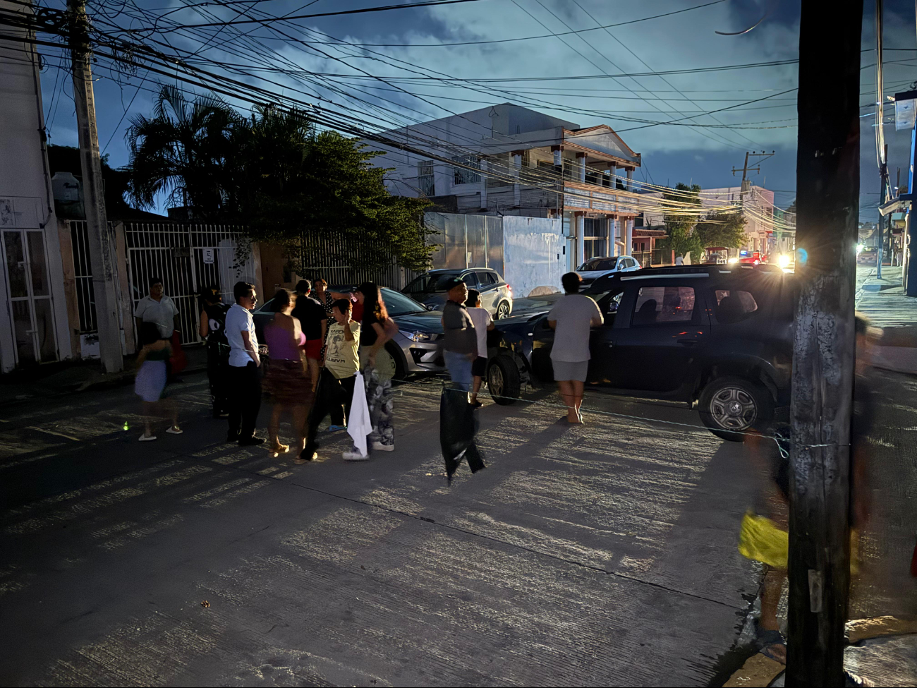 Vecinos de la Benito Juárez bloquean calles por falta de luz Vecinos de la Benito Juárez bloquean calles por falta de luz