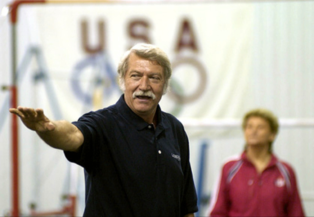 Bela Karolyi entre la barras y los anillos Bela Karolyi entre la barras y los anillos