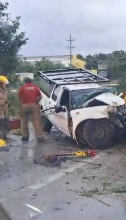 Bomberos acudieron al lugar para ayudar a los heridos en el accidente Bomberos acudieron al lugar para ayudar a los heridos en el accidente