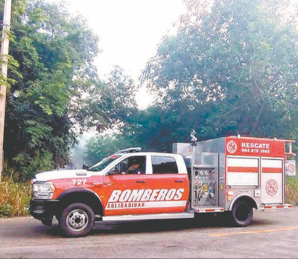 Bomberos llegaron al lote baldío apagando con éxito las llamas Bomberos llegaron al lote baldío apagando con éxito las llamas