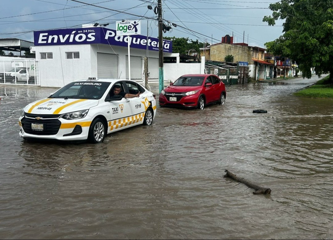Calles se han inundado por la constante lluvia. Calles se han inundado por la constante lluvia.