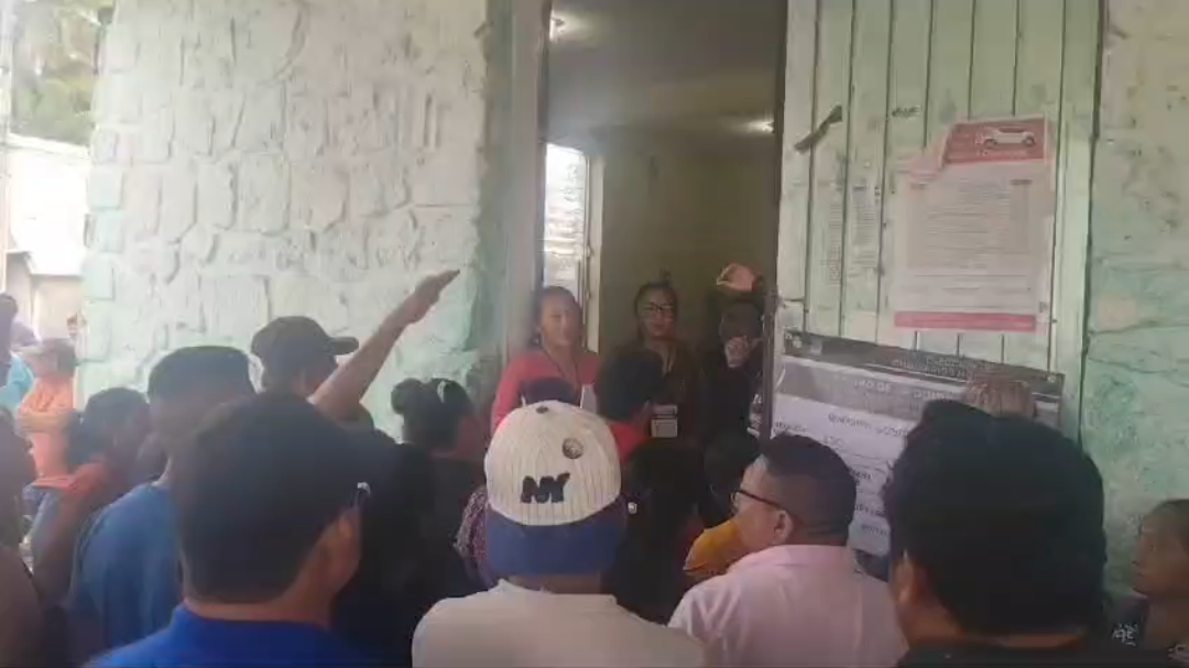 conato de discusión entre pobladores y organizadores de la elección conato de discusión entre pobladores y organizadores de la elección