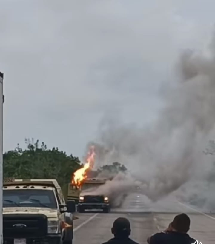 Camioneta de valor se incendia en la carretera Cafetal-Mahahual en Chetumal