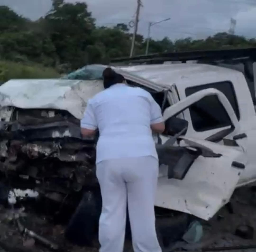 El pavimento mojado fue la causa del accidente, los conductores perdieron el control antes de chocar El pavimento mojado fue la causa del accidente, los conductores perdieron el control antes de chocar