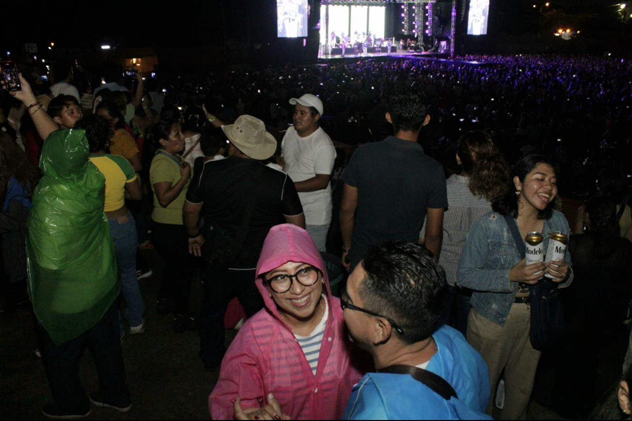La lluvia no fue impedimento para disfrutar de la agrupación de música cumbiera. La lluvia no fue impedimento para disfrutar de la agrupación de música cumbiera.
