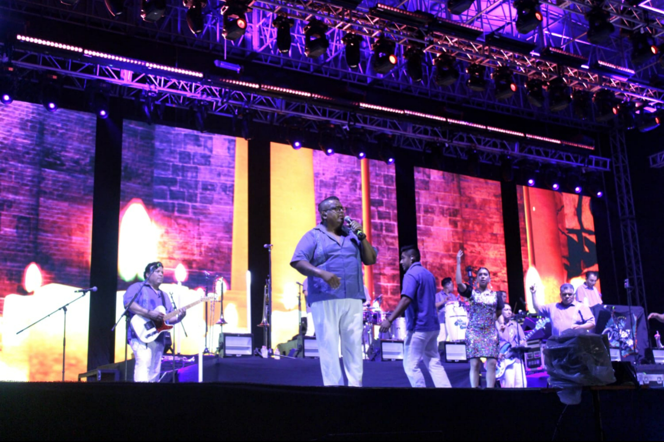 Los Ángeles Azules dieron una noche espectacular a los asistentes de la Feria Yucatán. Los Ángeles Azules dieron una noche espectacular a los asistentes de la Feria Yucatán.