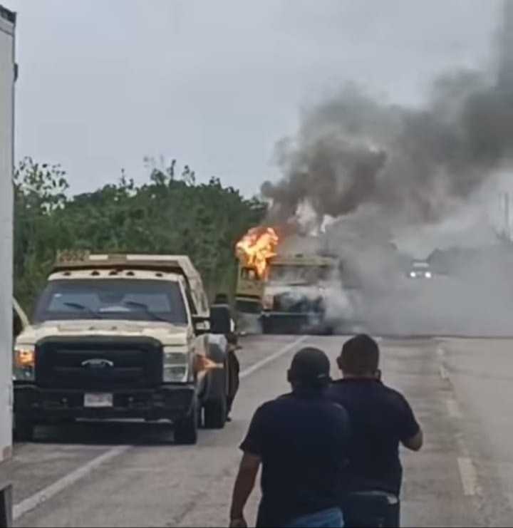 Los pasajeros de la camioneta lograron salir ilesos Los pasajeros de la camioneta lograron salir ilesos