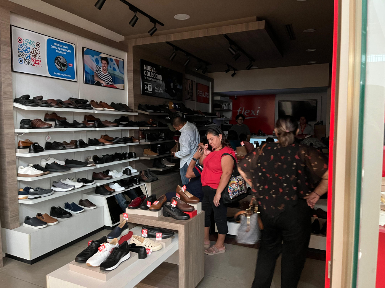 A pesar de que se suscitó un apagón en gran parte del centro comercial las personas continuaron observando la mercancía A pesar de que se suscitó un apagón en gran parte del centro comercial las personas continuaron observando la mercancía