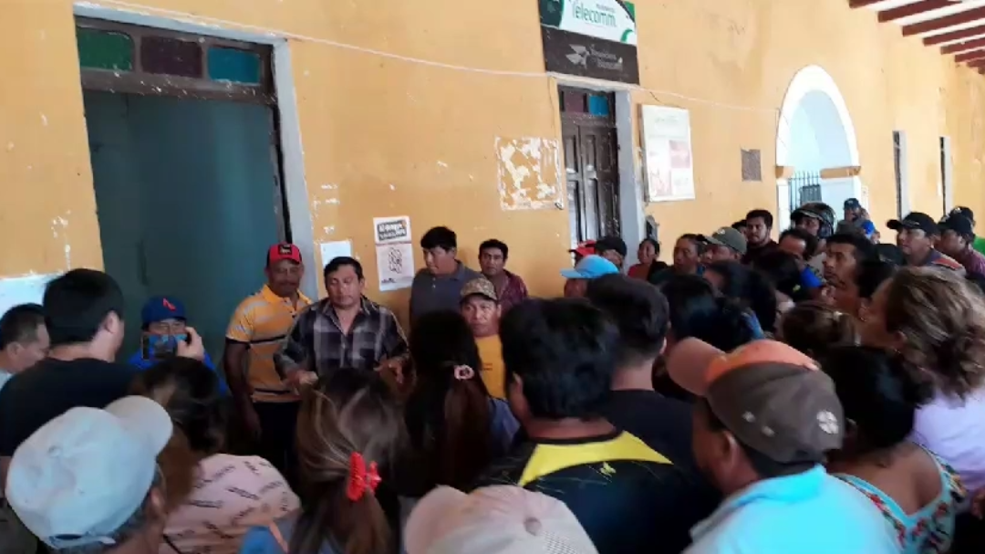 Emilio Chan Tun, candidato de la planilla morada, fue declarado ganador de las votaciones para la comisaría municipal de Bacabchén Emilio Chan Tun, candidato de la planilla morada, fue declarado ganador de las votaciones para la comisaría municipal de Bacabchén