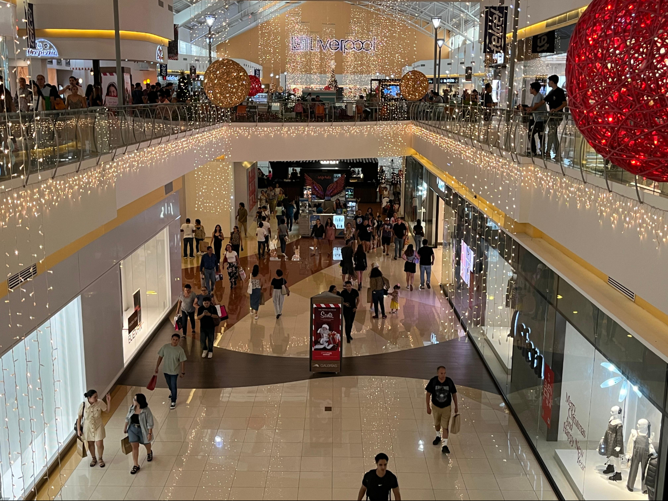 En las plazas comerciales ya se han instalado adornos y luces navideñas En las plazas comerciales ya se han instalado adornos y luces navideñas