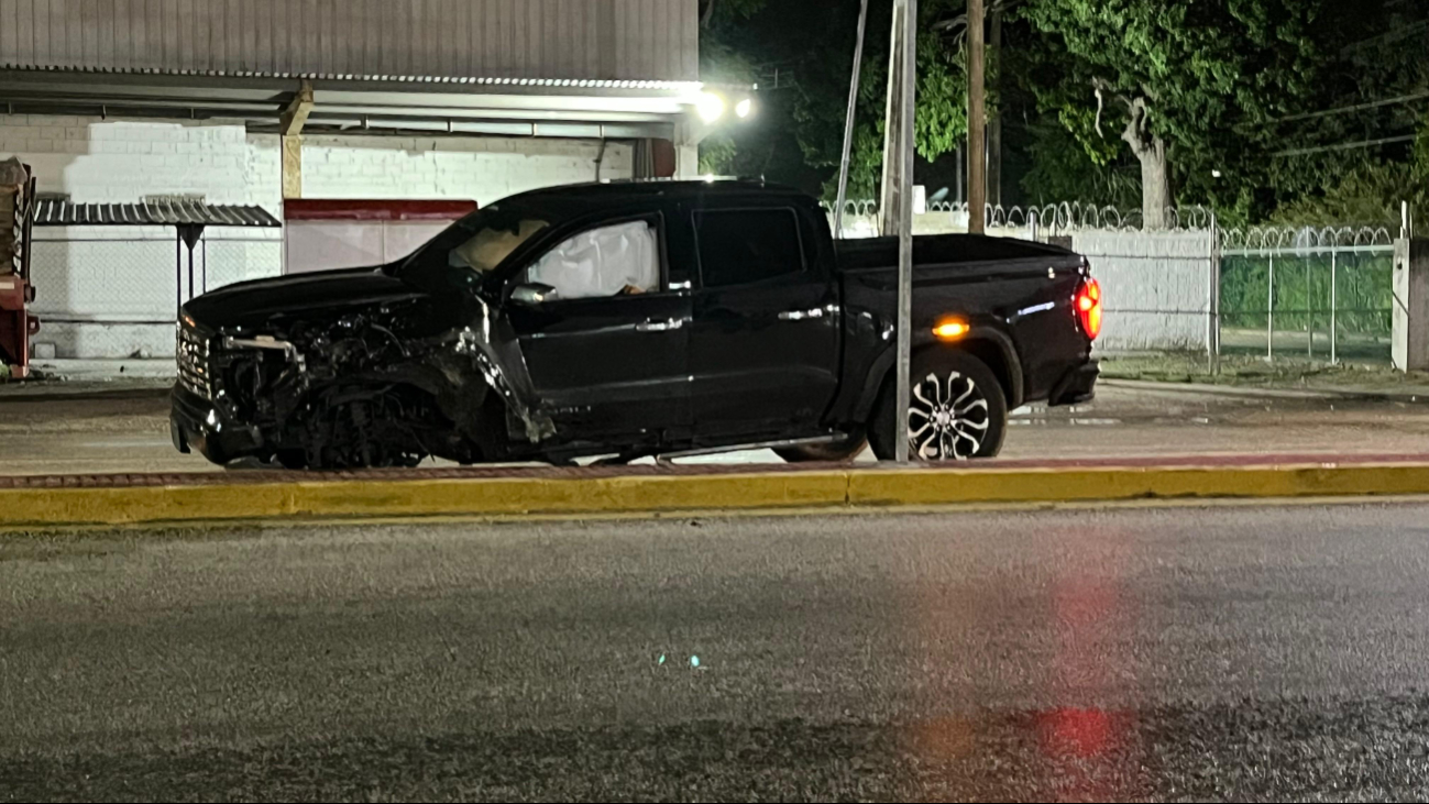 Impacta si camioneta contra cámaras Impacta si camioneta contra cámaras