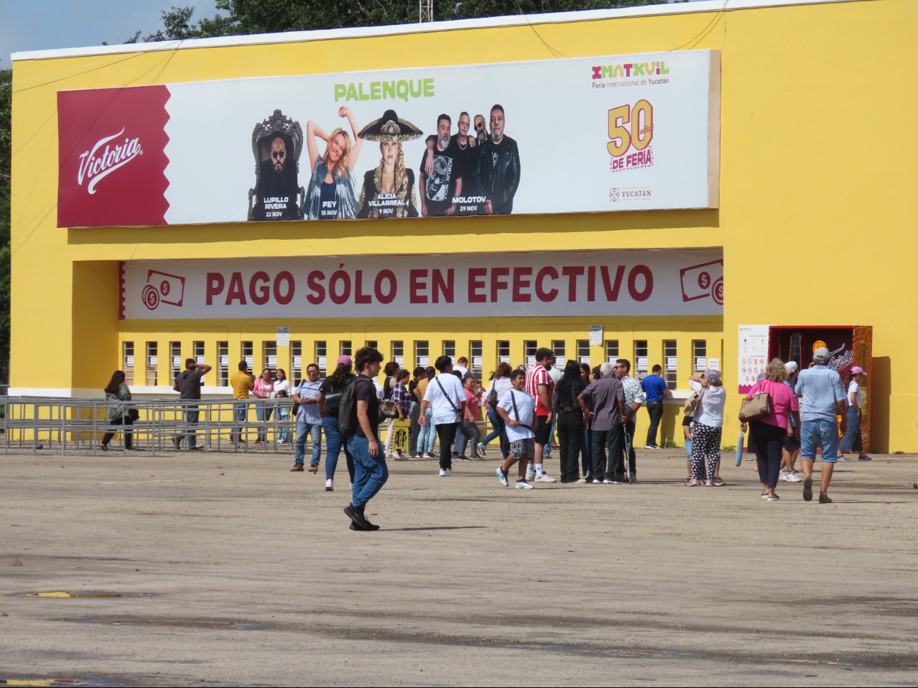 Yucatecos disfrutan del lunes de puente en la Feria Yucatán Xmatkuil 2024
