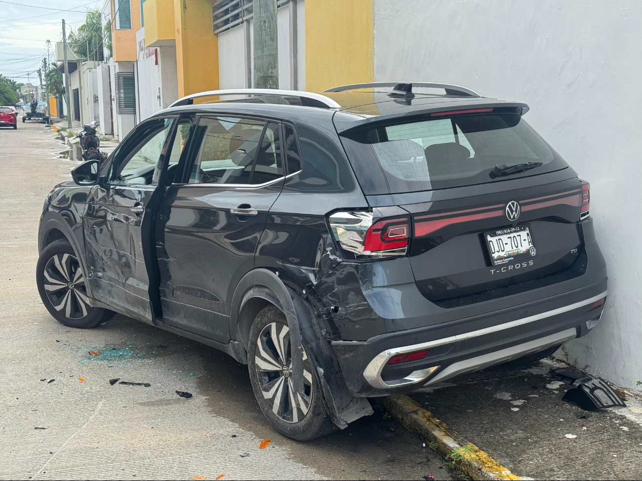 Los propietarios escucharon el choque y encontraron su vehículo montado en la banqueta y colisionado contra un poste de madera Los propietarios escucharon el choque y encontraron su vehículo montado en la banqueta y colisionado contra un poste de madera