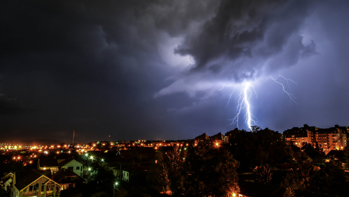 Para evitar ser alcanzado por un rayo, busca refugio, evita áreas abiertas y árboles, y desconecta equipos electrónicos Para evitar ser alcanzado por un rayo, busca refugio, evita áreas abiertas y árboles, y desconecta equipos electrónicos