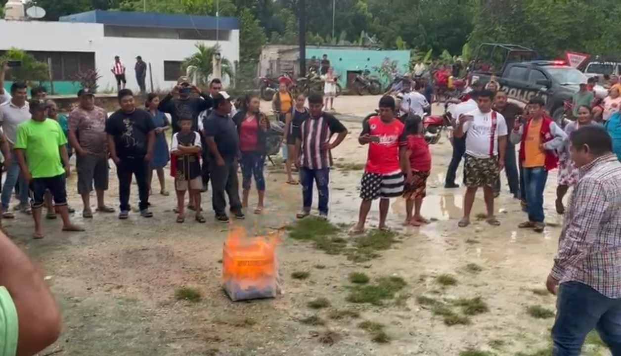Pobladores de Cancabchén prendieron fuego a las urnas porque repetirán las elecciones. Pobladores de Cancabchén prendieron fuego a las urnas porque repetirán las elecciones.