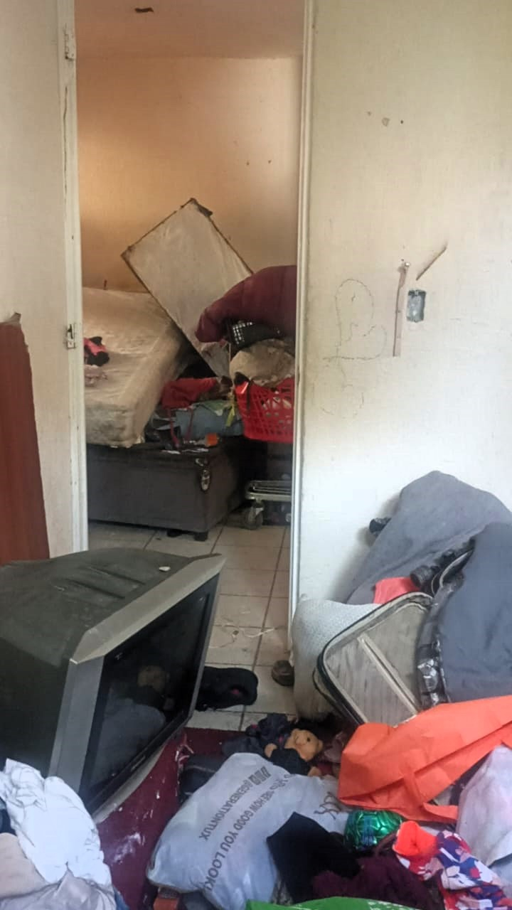 Una terrible escena observaron los vecinos dentro del departamento, a través de las ventanas Una terrible escena observaron los vecinos dentro del departamento, a través de las ventanas