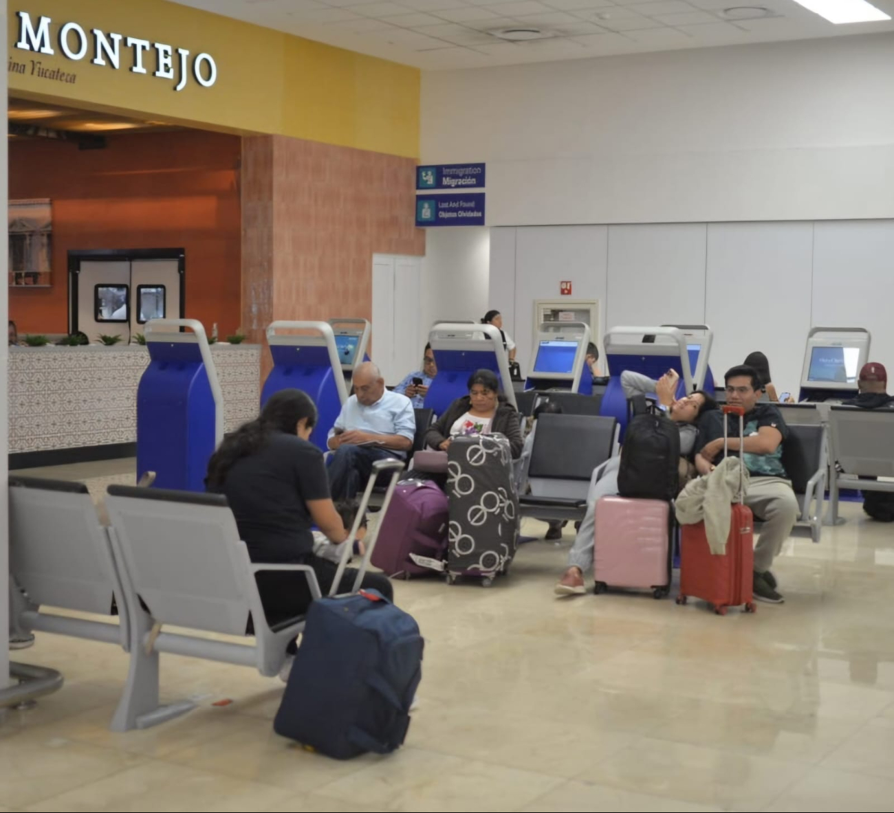 Usuarios del aeropuerto de Mérida esperan para abordar sus vuelos Usuarios del aeropuerto de Mérida esperan para abordar sus vuelos