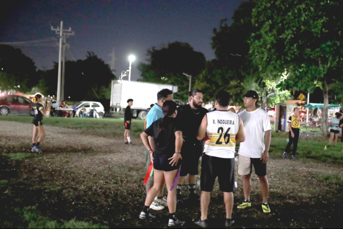 Al caer la noche, en ciertos espacios abiertos no hay luz, siendo un problema al momento de entrenar Al caer la noche, en ciertos espacios abiertos no hay luz, siendo un problema al momento de entrenar