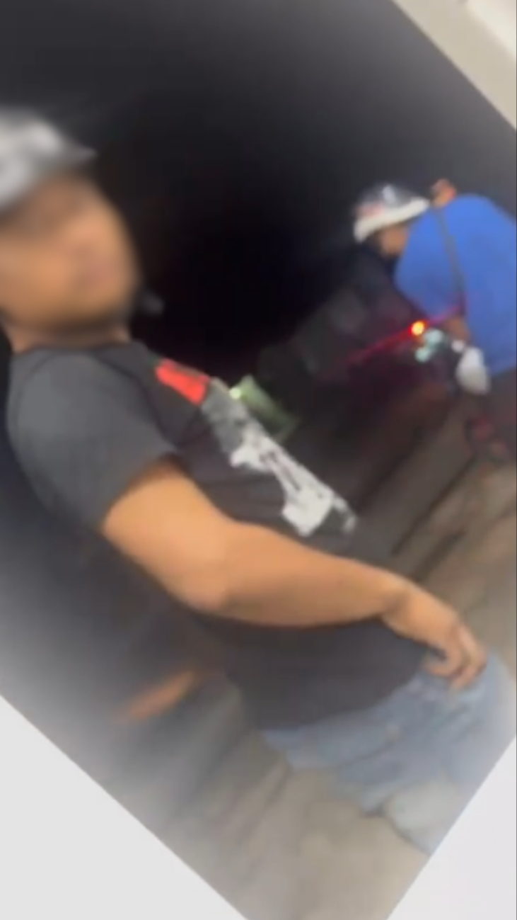 Ambos ladrones huyeron del lugar al ver el celular, impidiendo que robaran la motocicleta Ambos ladrones huyeron del lugar al ver el celular, impidiendo que robaran la motocicleta