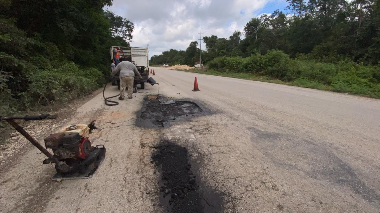 Ante las quejas de conductores por redes sociales, el Ayuntamiento de Tulum inició una brigada para arreglar el bache Ante las quejas de conductores por redes sociales, el Ayuntamiento de Tulum inició una brigada para arreglar el bache