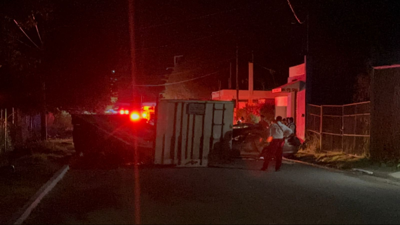 Choca contra plataforma de tráiler, es llevado crítico al hospital Choca contra plataforma de tráiler, es llevado crítico al hospital