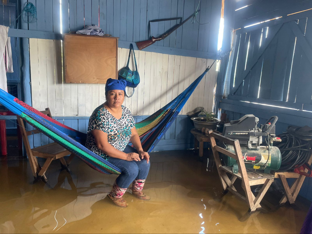 Debido al nivel del agua, la familia debe dormir en hamacas para descansar Debido al nivel del agua, la familia debe dormir en hamacas para descansar