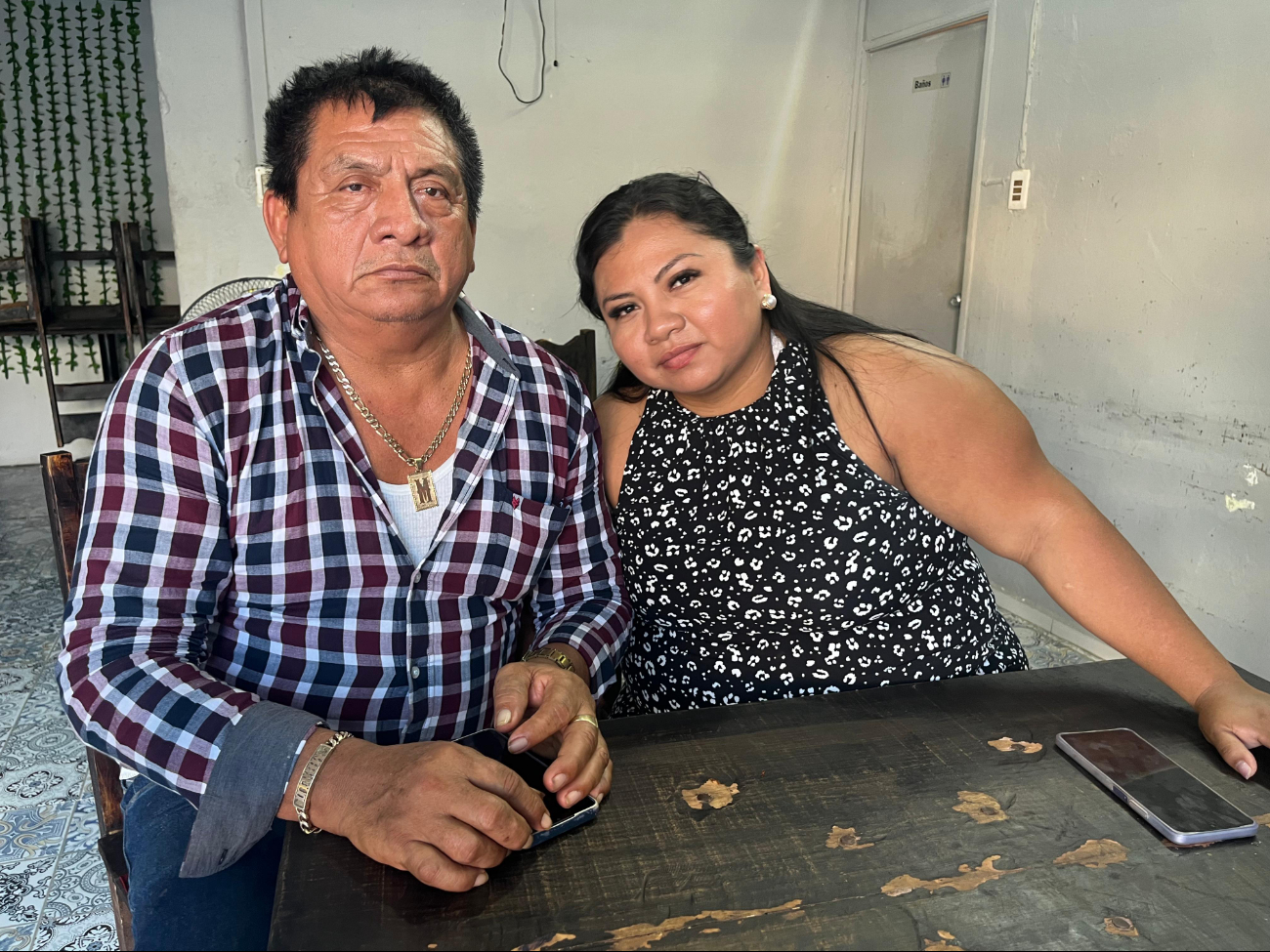 Don Mario y su hija Lorena, se dedican a este tipo de comercio Don Mario y su hija Lorena, se dedican a este tipo de comercio