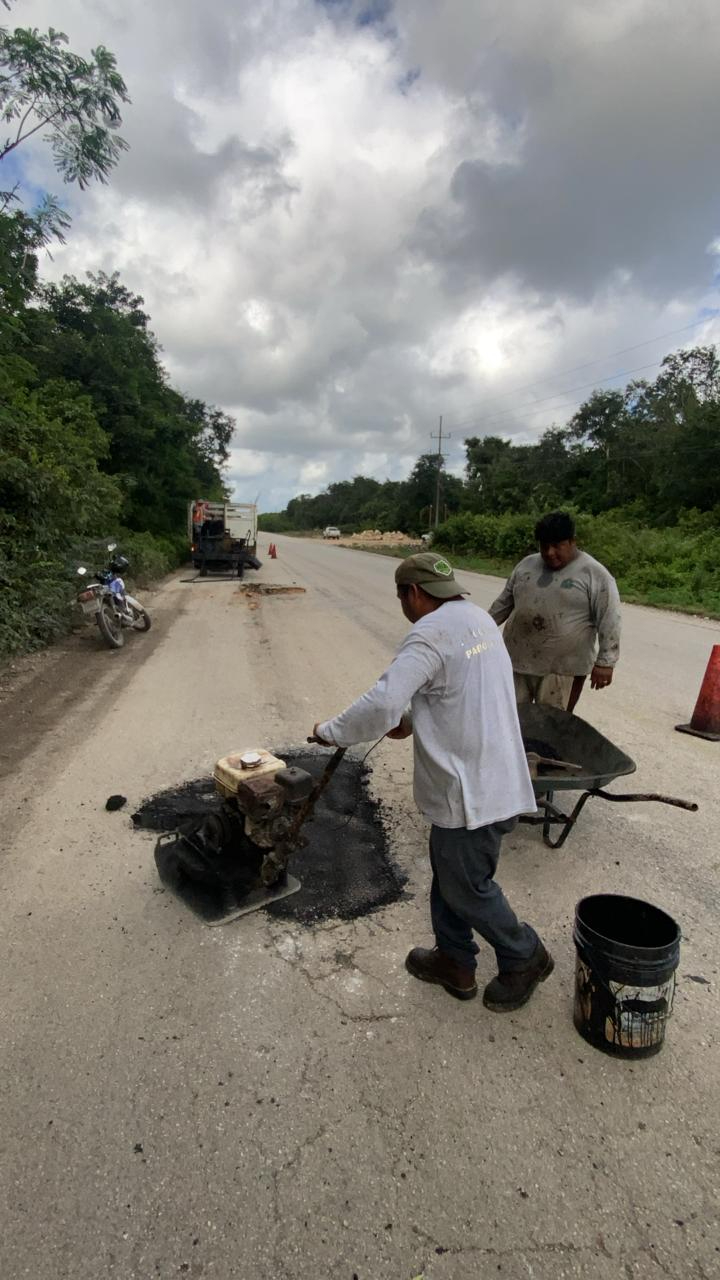 El enorme bache ha causado gastos elevados a los conductores por sus daños El enorme bache ha causado gastos elevados a los conductores por sus daños