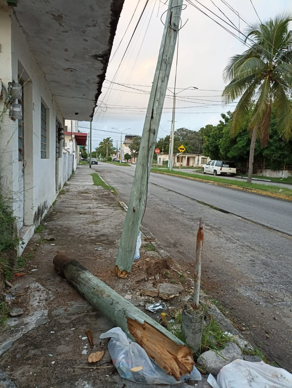 La falta de atención de las compañías responsables de los postes ponen en peligro a los habitantes. La falta de atención de las compañías responsables de los postes ponen en peligro a los habitantes.