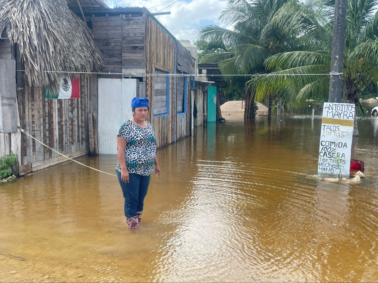 La familia dueña del local no sabe cuando bajará el agua, que afecta su negocio La familia dueña del local no sabe cuando bajará el agua, que afecta su negocio