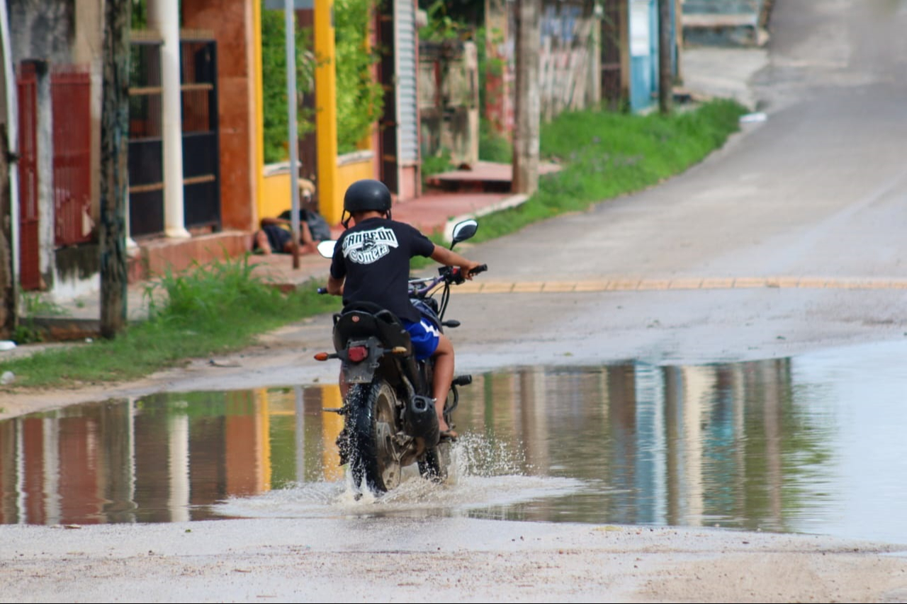 Motociclistas se han visto en dificultades por las calles anegadas Motociclistas se han visto en dificultades por las calles anegadas