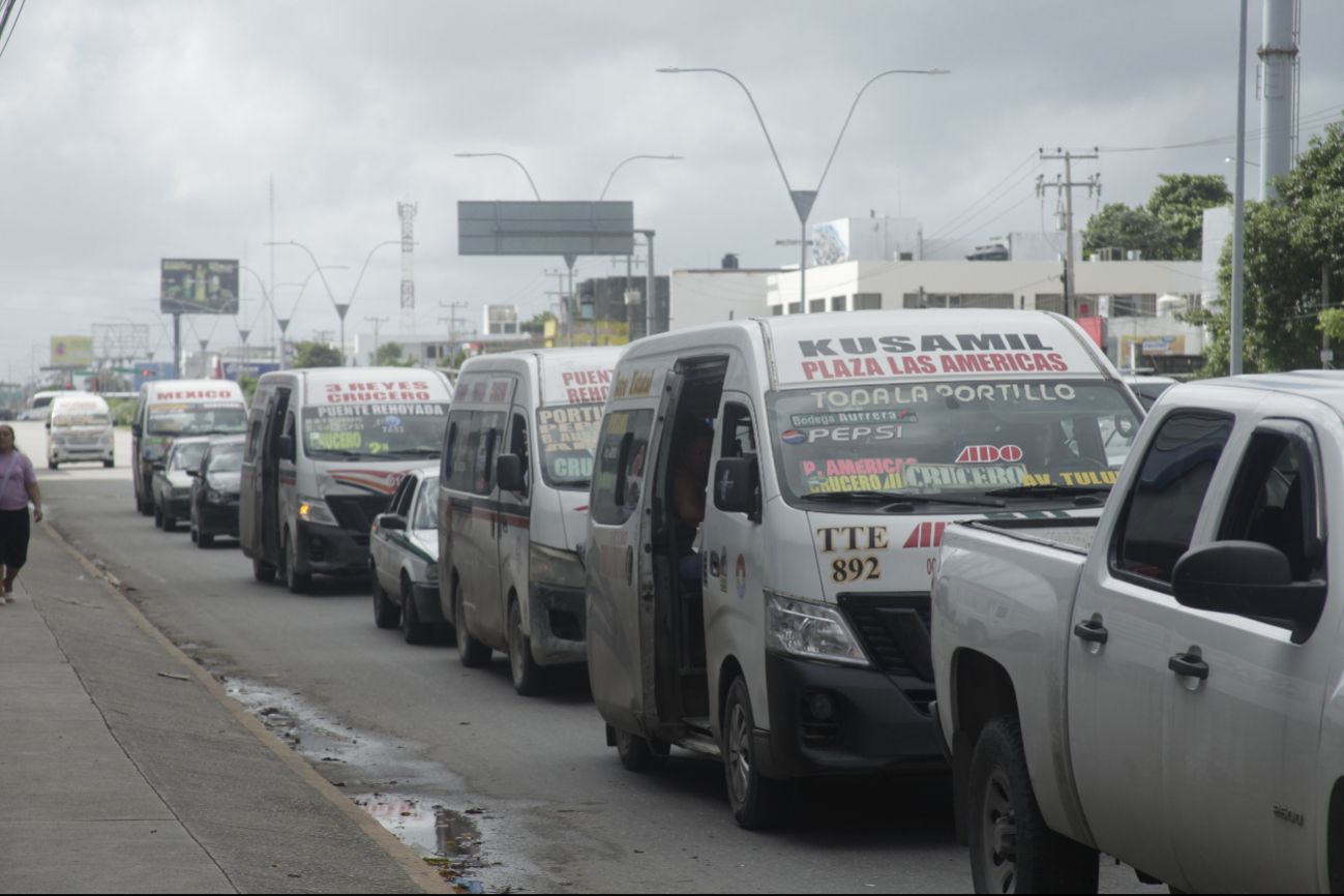 Pese a la inseguridad, los locales deben usar el transporte ya que es su única opción de transporte Pese a la inseguridad, los locales deben usar el transporte ya que es su única opción de transporte