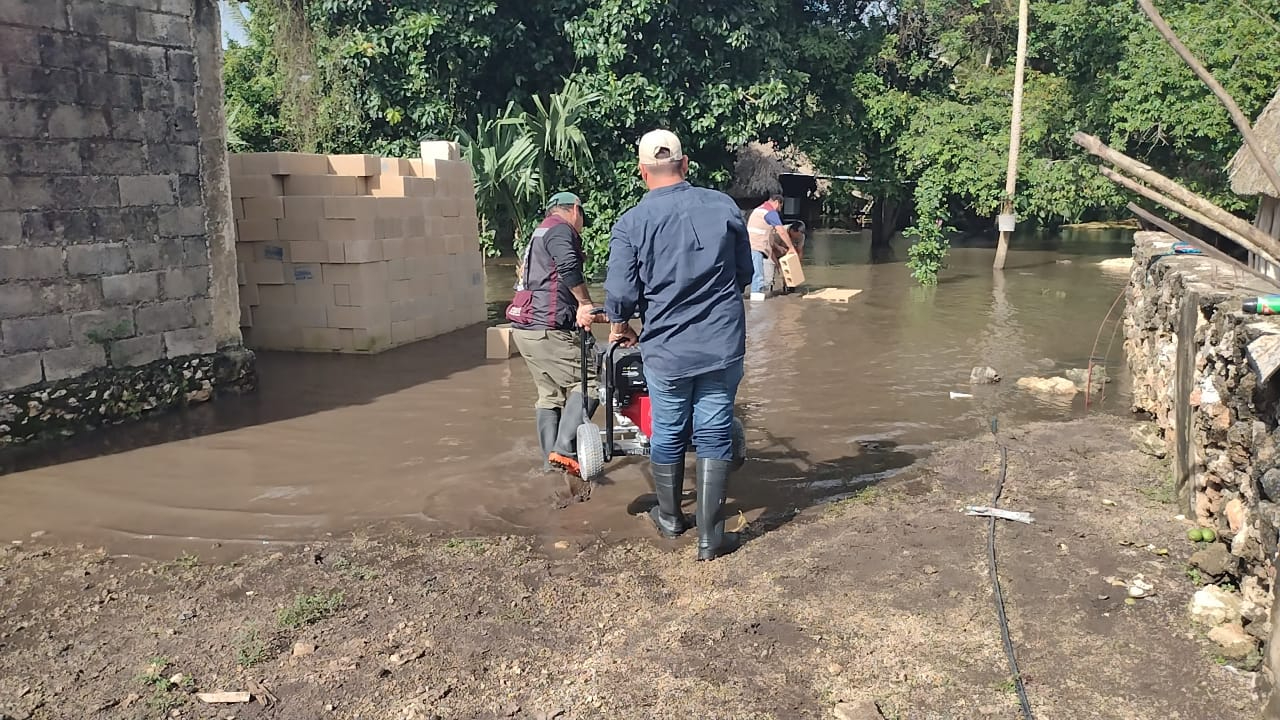 Protección Civil inició labores de ayuda para retirar el agua Protección Civil inició labores de ayuda para retirar el agua