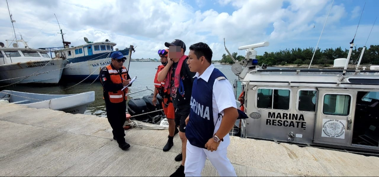 Rescatan a dos pescadores luego de naufragar en altamar en Progreso