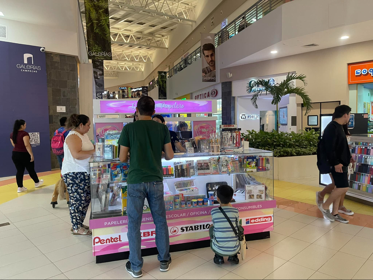 También puedes comprar regalos como ropa tradicional, dulces locales, experiencias al aire libre y herramientas También puedes comprar regalos como ropa tradicional, dulces locales, experiencias al aire libre y herramientas