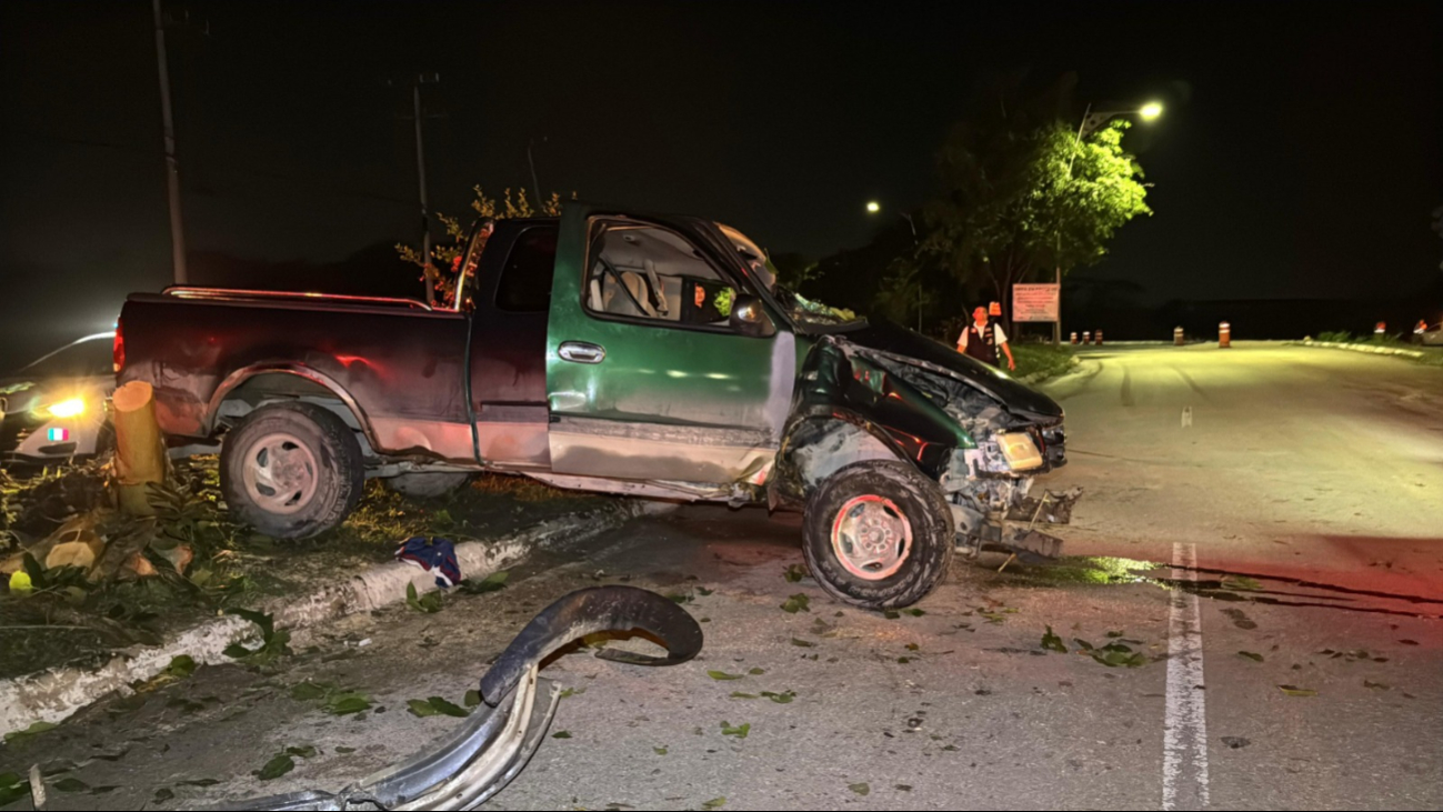 El conductor de una camioneta Ford F150 perdió el control y se impactó contra el camellón central El conductor de una camioneta Ford F150 perdió el control y se impactó contra el camellón central