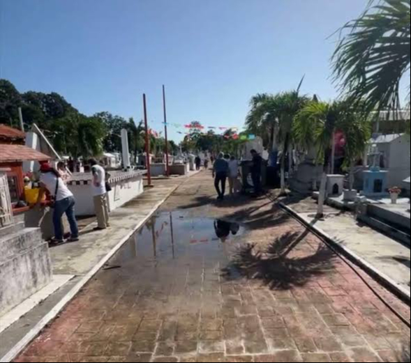 Habitantes de Chetumal visitan los panteones este 2 de noviembre / Especial Habitantes de Chetumal visitan los panteones este 2 de noviembre / Especial