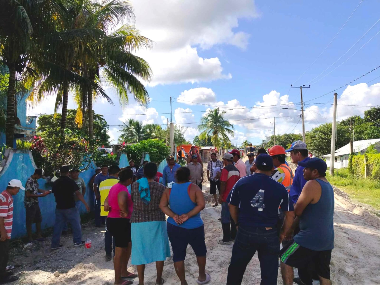 La empresa se comprometió a rehabilitar la calle principal y reparar las banquetas dañadas La empresa se comprometió a rehabilitar la calle principal y reparar las banquetas dañadas