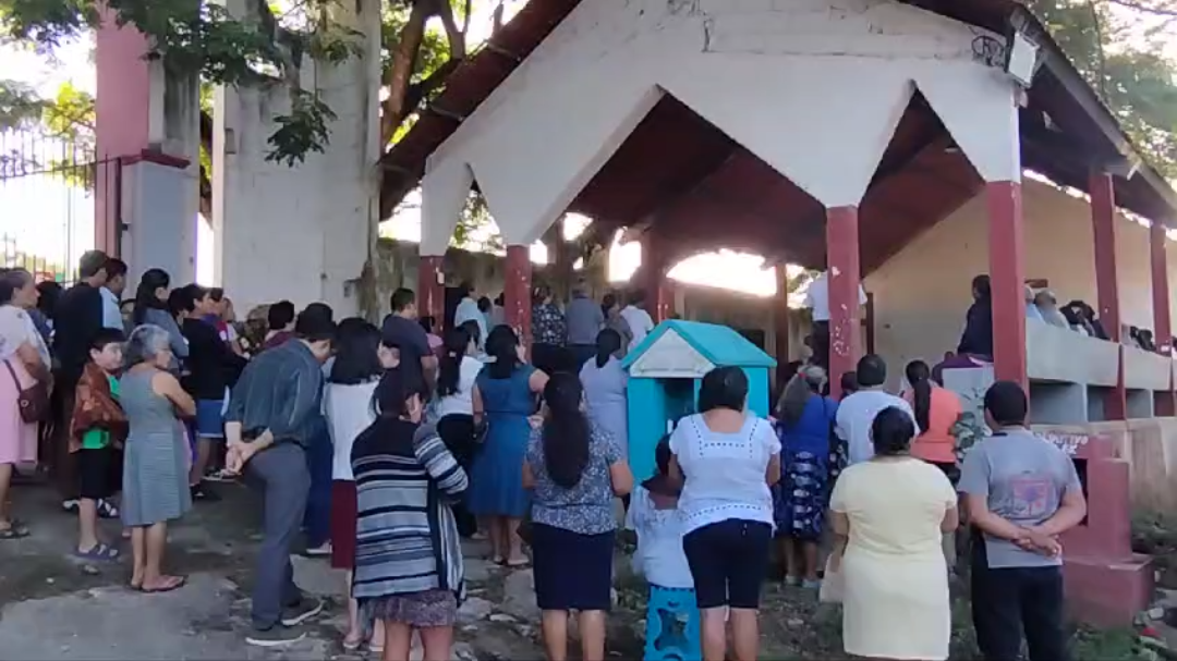 Las personas comenzaron a llegar al cementerio poco después de las 7 de la mañana Las personas comenzaron a llegar al cementerio poco después de las 7 de la mañana