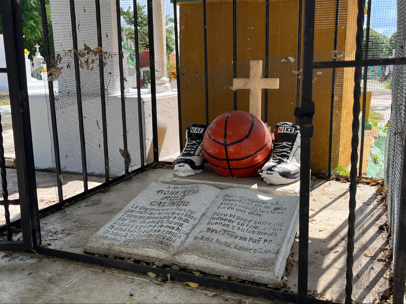 Las personas visitan las tumbas de sus difuntos para realizar limpieza y colocar flores Las personas visitan las tumbas de sus difuntos para realizar limpieza y colocar flores