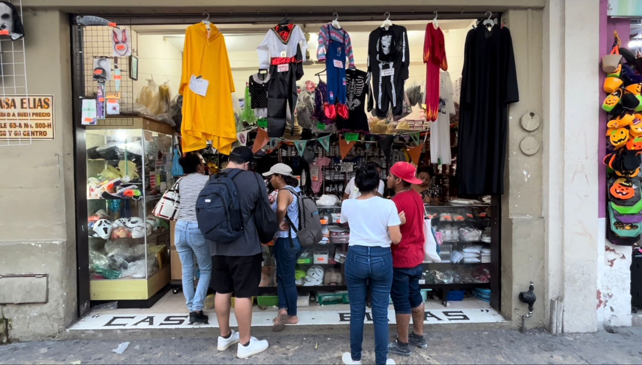 Los comercios dedicados a la venta de disfraces registran altas ventas en el Centro Histórico de Mérida Los comercios dedicados a la venta de disfraces registran altas ventas en el Centro Histórico de Mérida