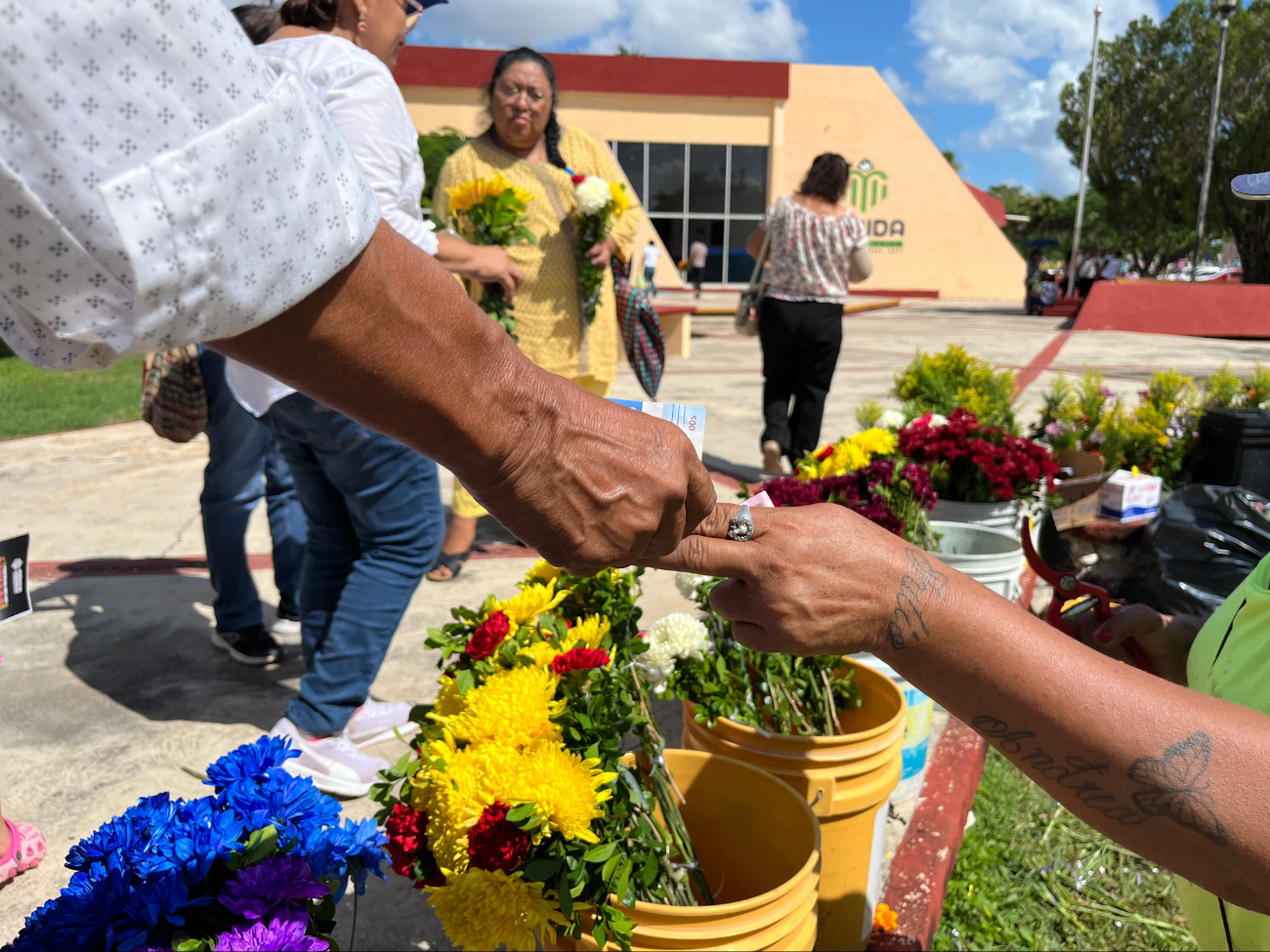 Los ramos de flores como el cempasúchil el pompón y la virginia se venden en 50 pesos al interior del cementerio Los ramos de flores como el cempasúchil el pompón y la virginia se venden en 50 pesos al interior del cementerio