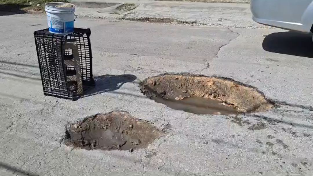 Se colocaron un huacal y un block para que los conductores puedan maniobrar alrededor de los baches Se colocaron un huacal y un block para que los conductores puedan maniobrar alrededor de los baches