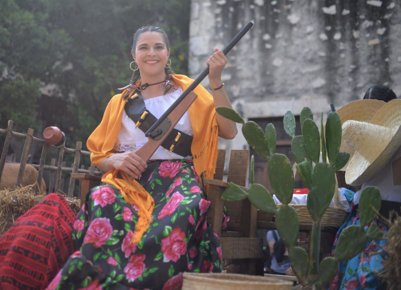 Adelitas formaron parte del desfile en Mérida