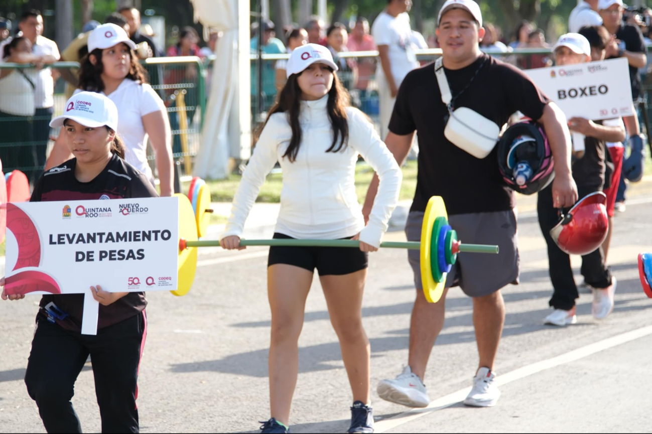 Deportistas también participaron en el desfile del aniversario Deportistas también participaron en el desfile del aniversario